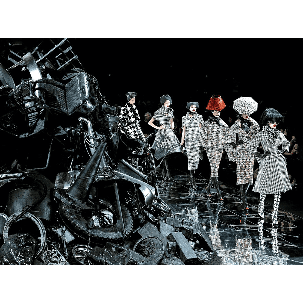 Книга на английском языке "Alexander McQueen: Iconic"  - 9